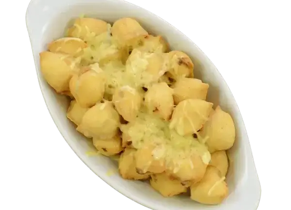 Kepti koldūnai su sūriu ir padažu / Fried dumplings with cheese and sauce